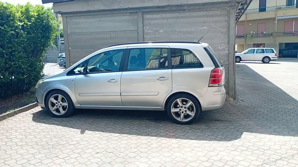 Usata Opel Zafira Club 105 CV (77 kW) 2007 Grigio Monovolume