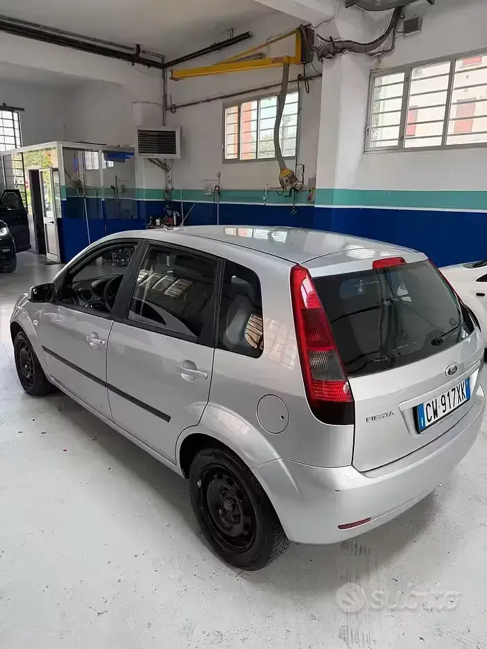 Usata Ford Fiesta Ghia 75 CV (55 kW) 2005 Grigio Utilitaria