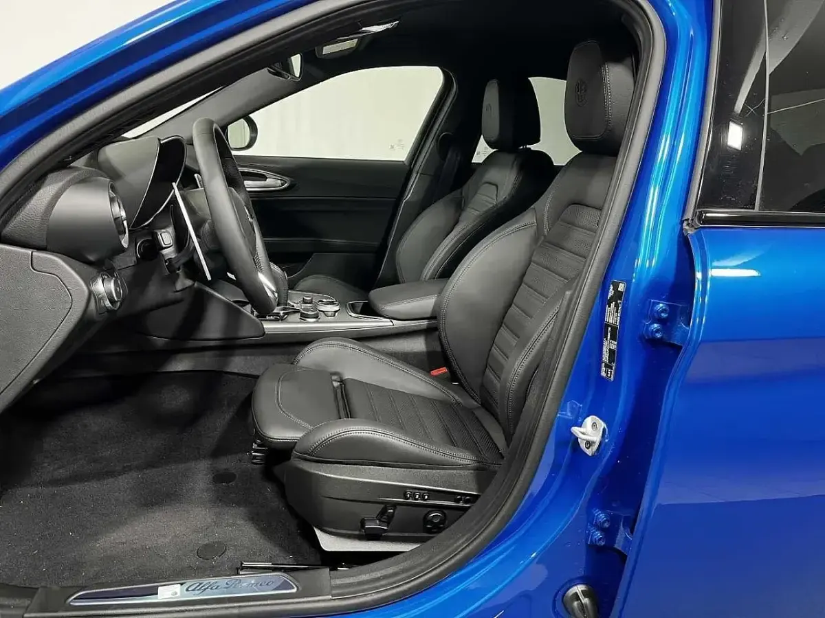Nuova Alfa Romeo Giulia Veloce 210 CV (154 kW) 2025 Blu Berlina