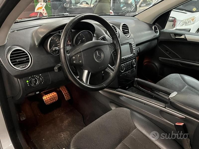 Usata Mercedes ML320 224 CV (164 kW) 2006 Grigio SUV