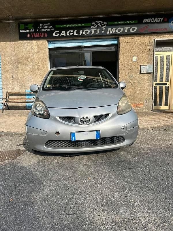 Grigio Usata 2006 Toyota Aygo Due volumi | 2800 € (Ottimo prezzo) - Immagine 1/4