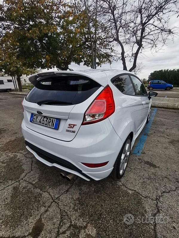 Usata Ford Fiesta ST 182 CV (133 kW) 2015 Bianco Berlina