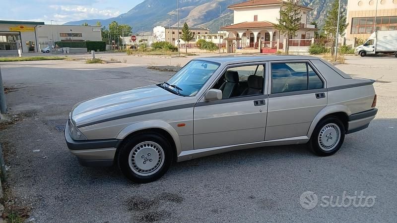 Usata Alfa Romeo 75 120 CV (88 kW) 1990 Grigio Berlina