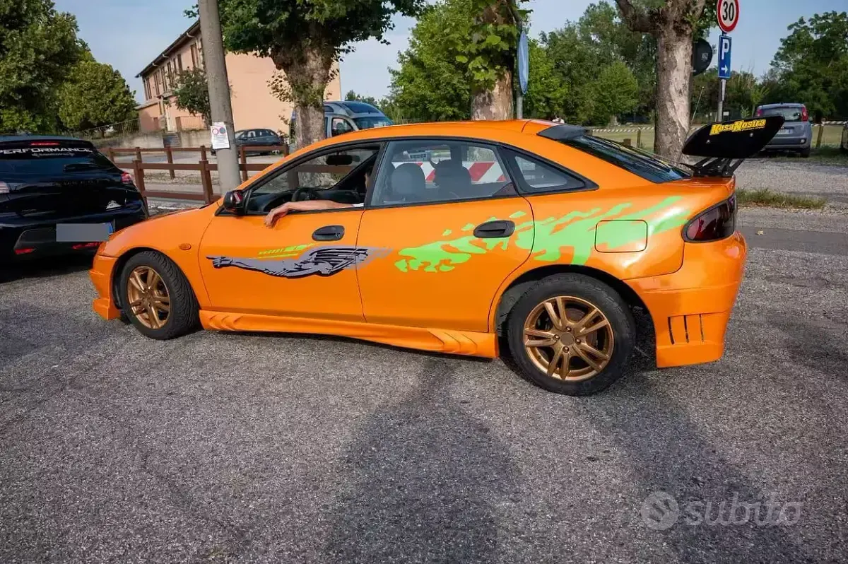 Usata Mazda 323F 88 CV (64 kW) 1999 Arancione Berlina