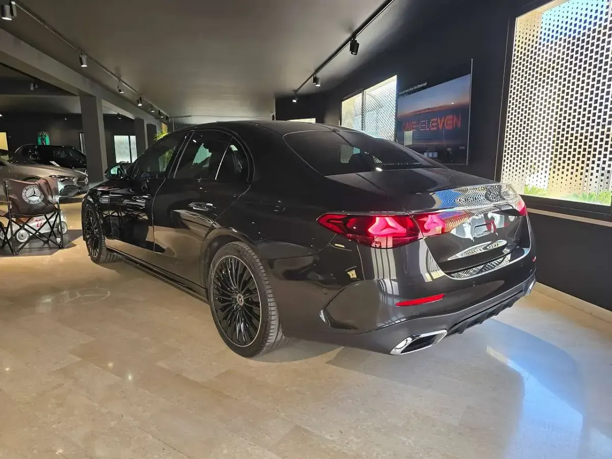 Usata Mercedes E220 AMG Line Premium 197 CV (144 kW) 2025 Nero Berlina