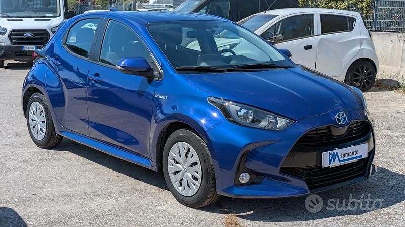 Usata Toyota Yaris Hybrid Business Edition 92 CV (67 kW) 2021 Blu Berlina