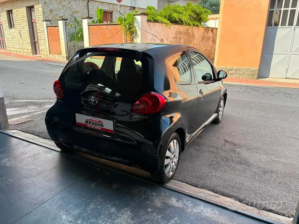 Usata Toyota Aygo 68 CV (50 kW) 2008 Nero Utilitaria