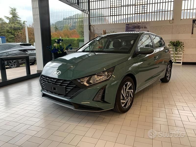 Verde Nuova 2025 Hyundai i20 Tre volumi | 16.550 € (Buon prezzo) - Immagine 1/4