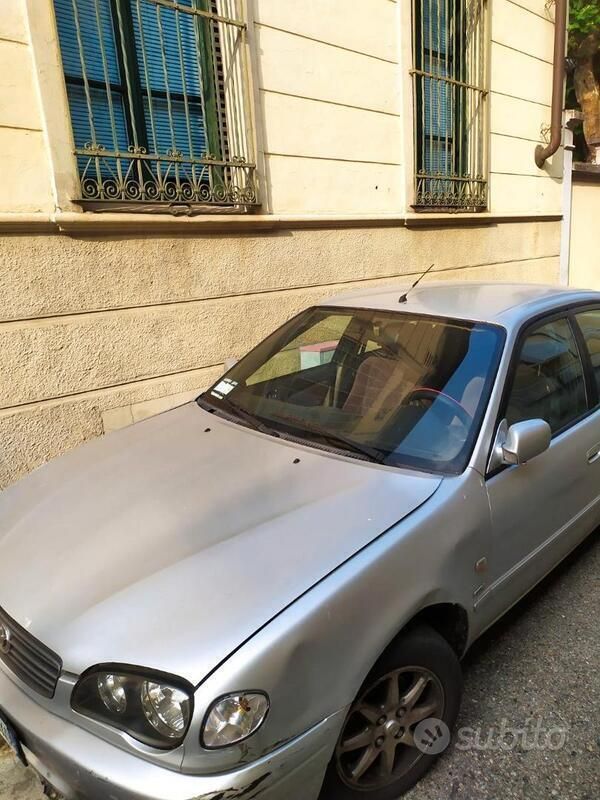 Usata Toyota Corolla 86 CV (63 kW) 2001 Grigio Berlina