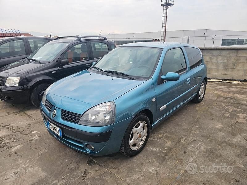 Usado Renault Clio II 58 CV (42 kW) 2005 Azul Berlina