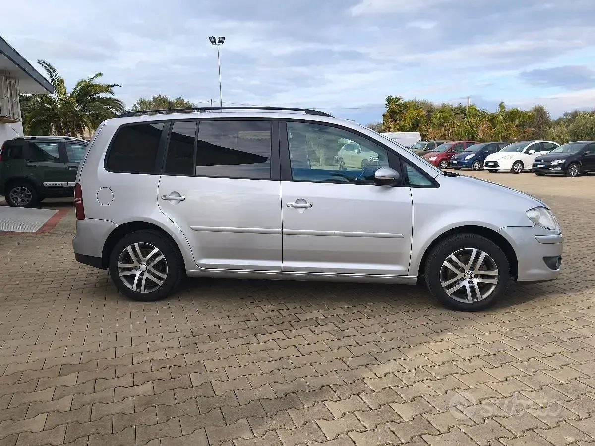 Usata VW Touran Highline 105 CV (77 kW) 2010 Grigio Monovolume