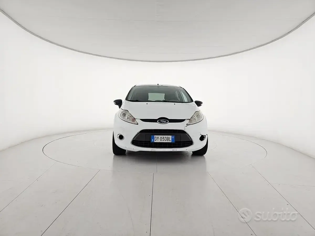Usata Ford Fiesta 68 CV (50 kW) 2009 Bianco Berlina
