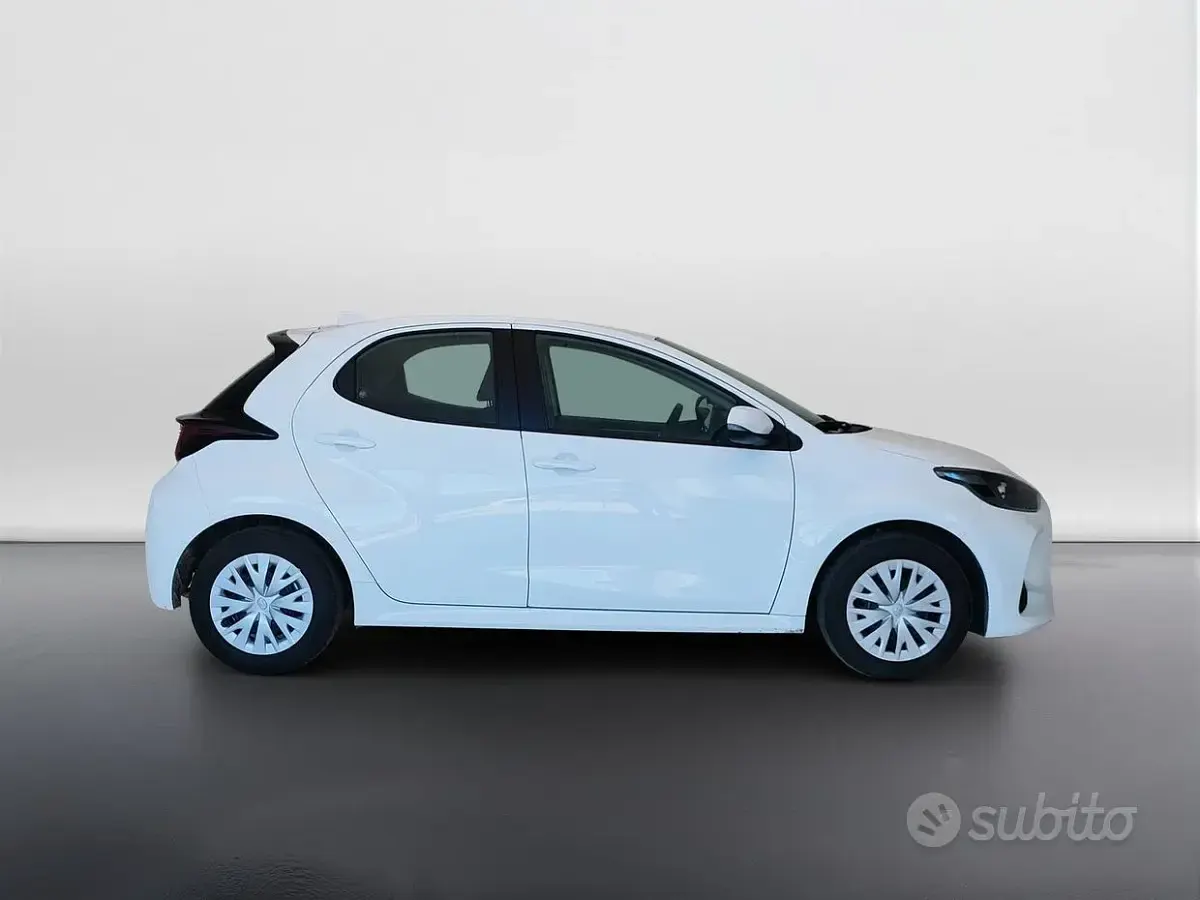 Usata Toyota Yaris Hybrid Active 92 CV (67 kW) 2023 Bianco Berlina