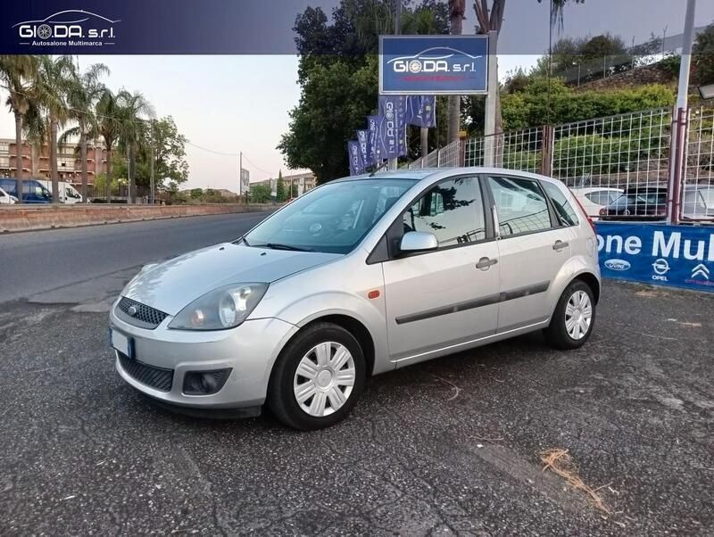 Usata Ford Fiesta Ghia 68 CV (50 kW) 2006 Grigio Utilitaria