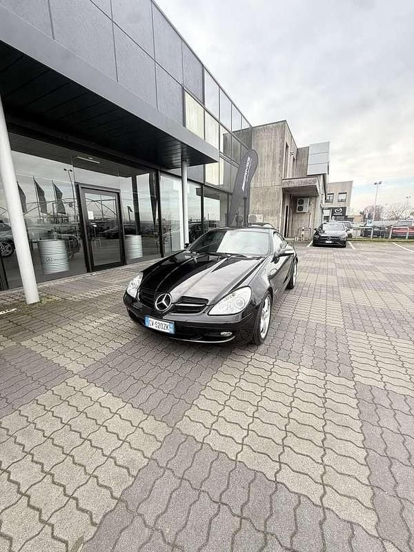 Nero ossidiana Usata 2005 Mercedes SLK200 Cabrio | 12.300 € (Buon prezzo) - Immagine 1/4