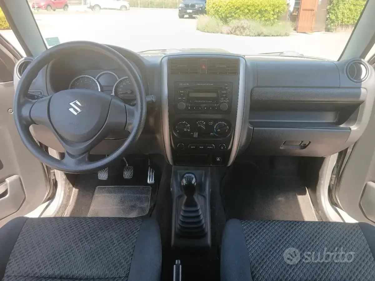 Usata Suzuki Jimny 85 CV (62 kW) 2015 Grigio SUV