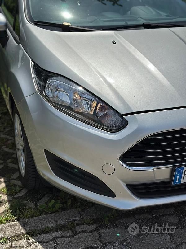 Usata Ford Fiesta 75 CV (55 kW) 2015 Grigio Utilitaria