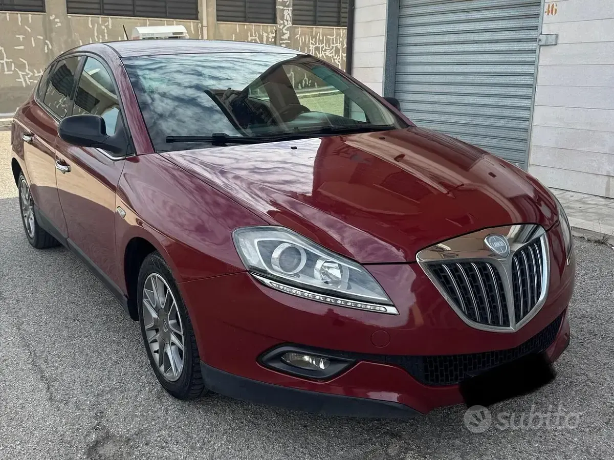 Usata Lancia Delta Gold 120 CV (88 kW) 2011 Rosso Utilitaria