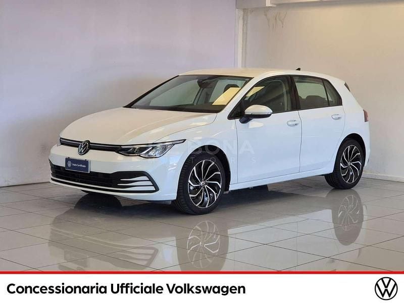 Usata VW Golf VIII Life 131 CV (96 kW) 2024 Bianco Utilitaria
