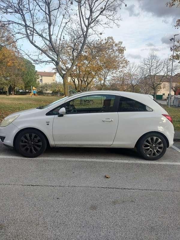 Usata Opel Corsa Enjoy 80 CV (58 kW) 2010 Berlina