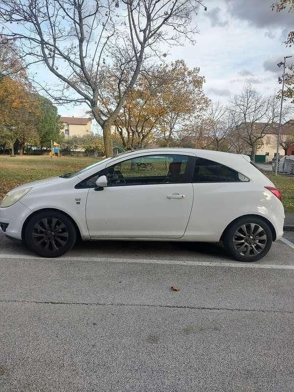 Usata Opel Corsa Enjoy 80 CV (58 kW) 2010 Berlina