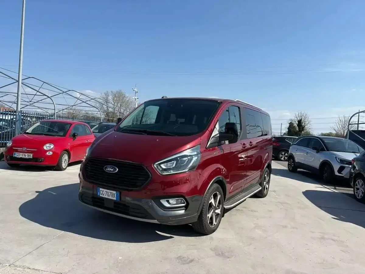 Usata Ford Tourneo Active 185 CV (136 kW) 2021 Kapoor red Furgone