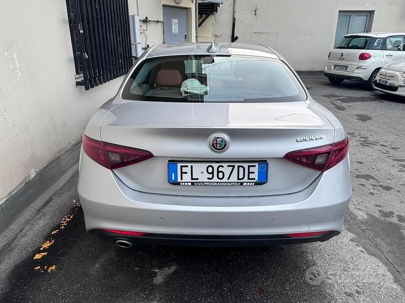 Usata Alfa Romeo Giulia 150 CV (110 kW) 2018 Grigio Berlina