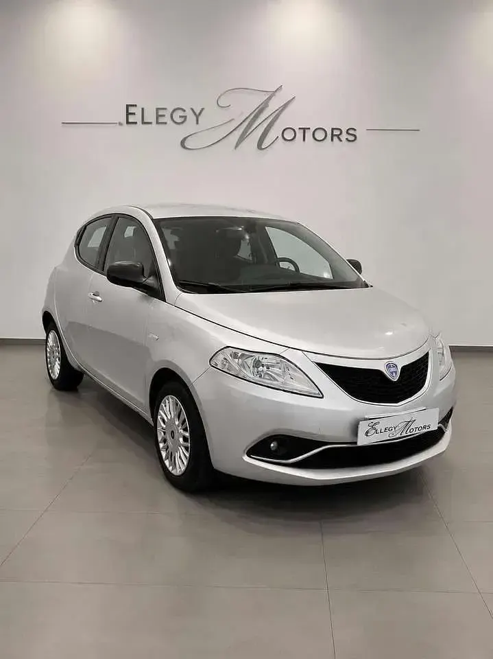 Usata Lancia Ypsilon Silver 69 CV (50 kW) 2016 Grigio Utilitaria