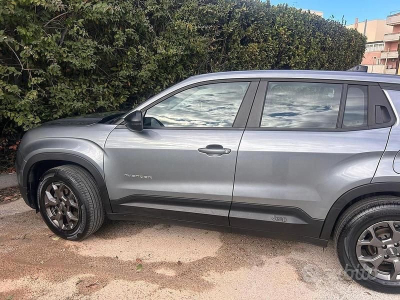 Usata Jeep Avenger 100 CV (73 kW) 2024 Grigio SUV