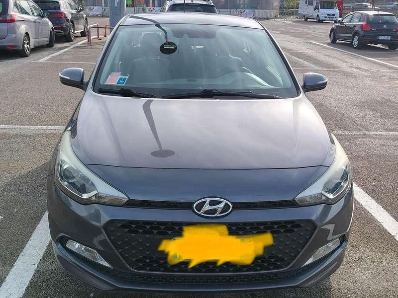 Usata Hyundai i20 Comfort 75 CV (55 kW) 2015 Grigio Utilitaria