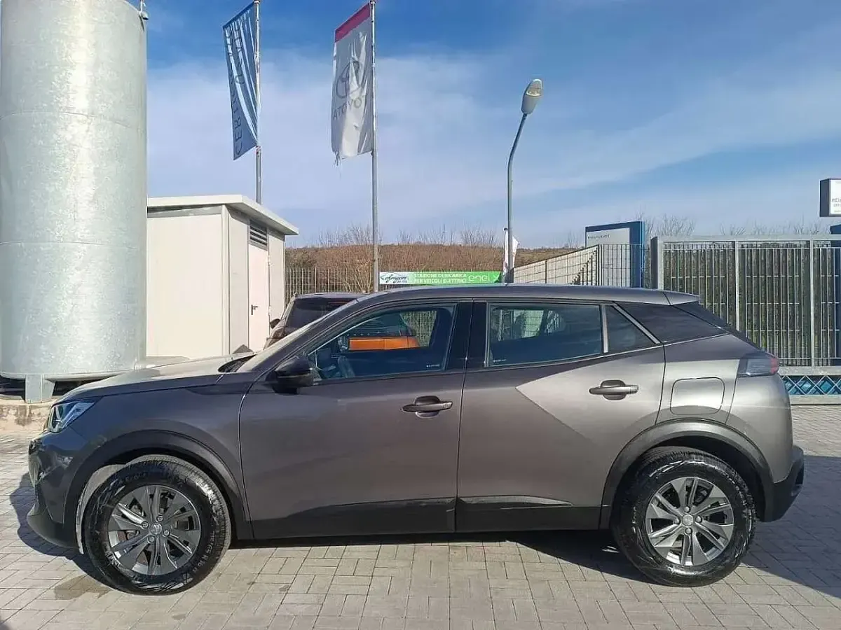 Usata Peugeot 2008 Active 101 CV (74 kW) 2022 Grigio SUV