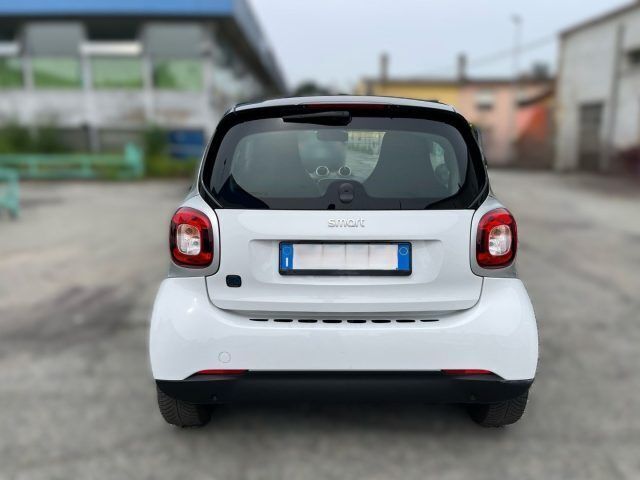 Usata Smart ForTwo Electric Drive 41 kW (56 CV) 2019 Bianco pastello Utilitaria