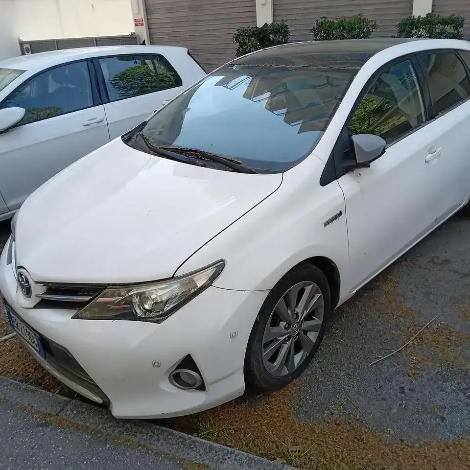 Usata Toyota Auris Hybrid Lounge 99 CV (72 kW) 2013 Bianco Berlina