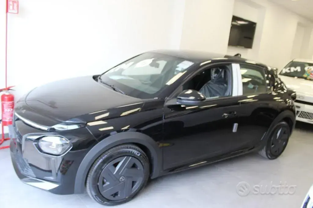 Nuova Lancia Ypsilon 101 CV (74 kW) 2025 Nero Utilitaria