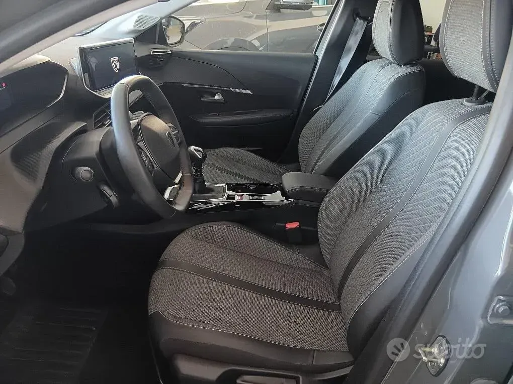 Usata Peugeot 208 Allure 100 CV (73 kW) 2025 Grigio Utilitaria