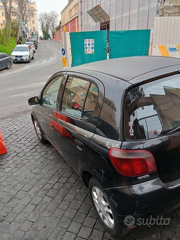Usata Toyota Yaris Luna 86 CV (63 kW) 2001 Nero Utilitaria