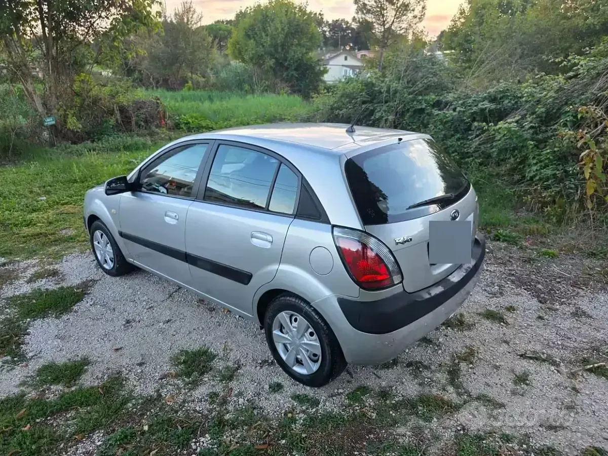 Usata Kia Rio 110 CV (80 kW) 2006 Berlina