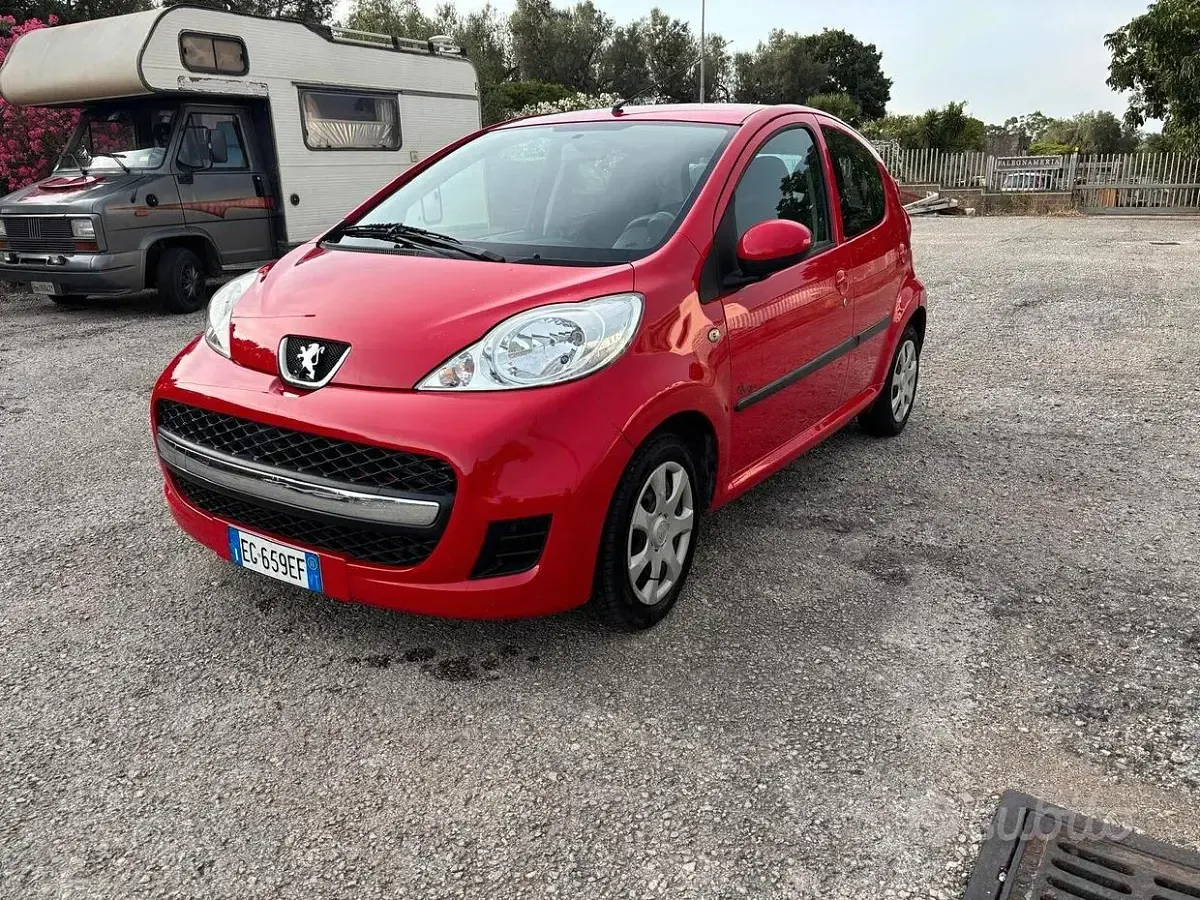 Usata Peugeot 107 68 CV (50 kW) 2011 Rosso Utilitaria
