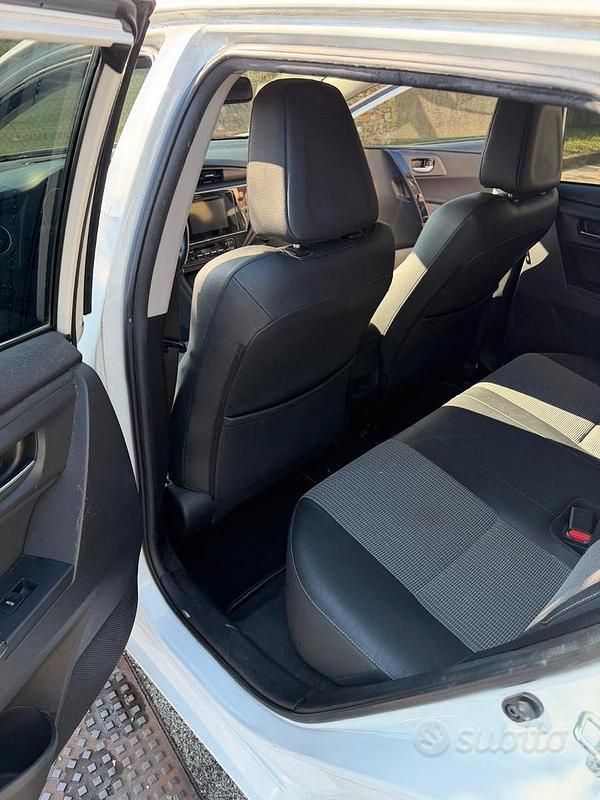 Usata Toyota Auris Lounge 112 CV (82 kW) 2016 Bianco Station wagon