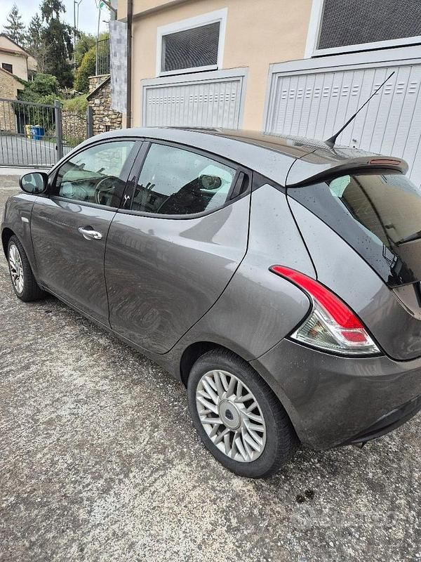 Usata Lancia Ypsilon Silver 69 CV (50 kW) 2015 Grigio Utilitaria