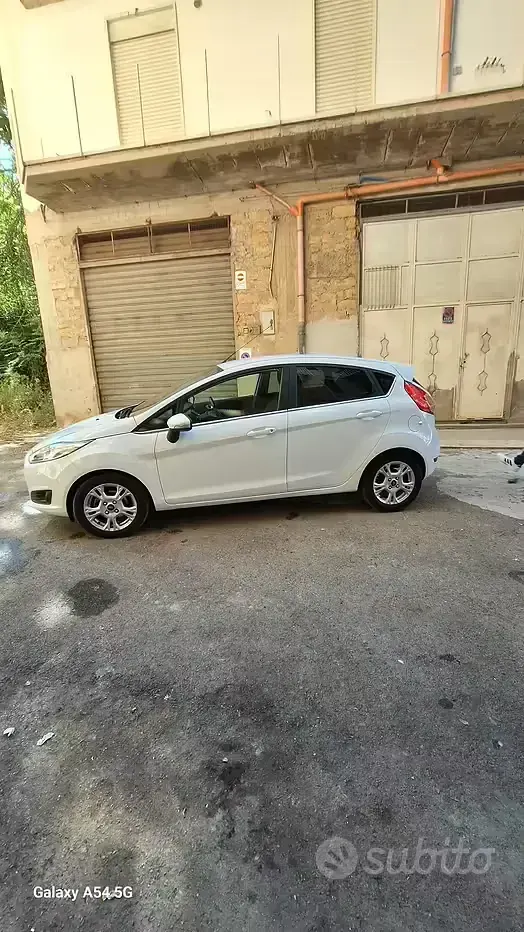 Usata Ford Fiesta 75 CV (55 kW) 2016 Bianco Utilitaria