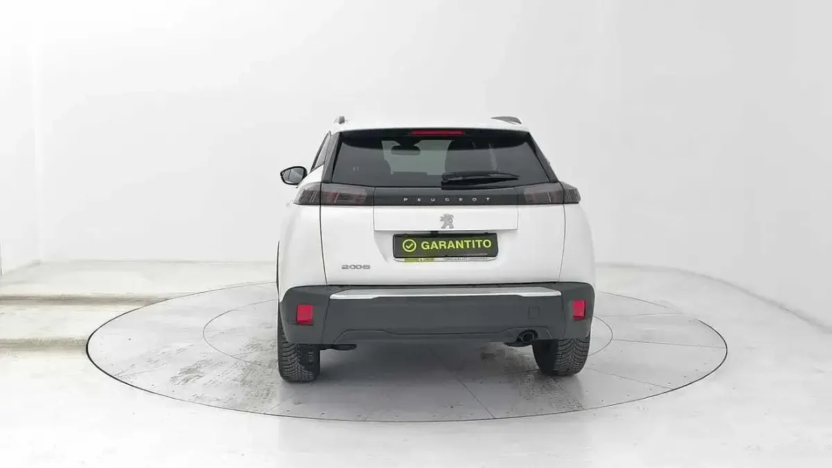 Usata Peugeot 2008 Allure 102 CV (75 kW) 2023 Bianco SUV