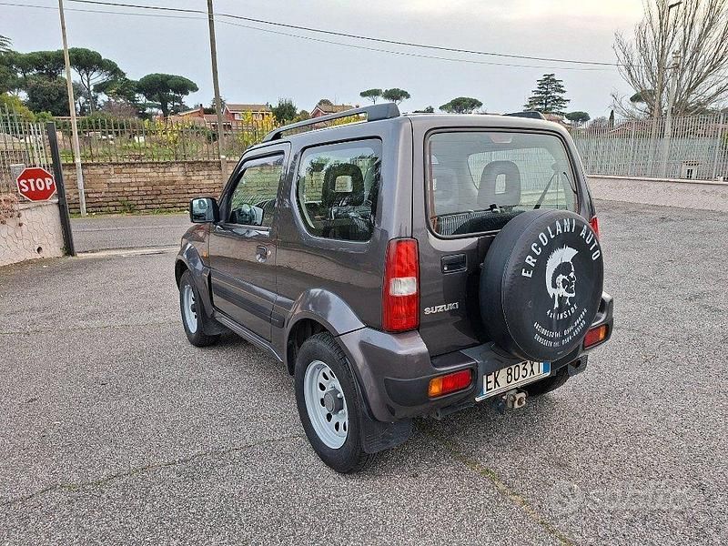 Usata Suzuki Jimny 86 CV (63 kW) 2012 Grigio SUV