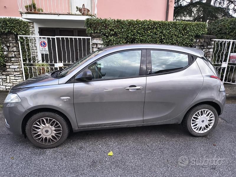Usata Lancia Ypsilon 69 CV (50 kW) 2017 Grigio Utilitaria