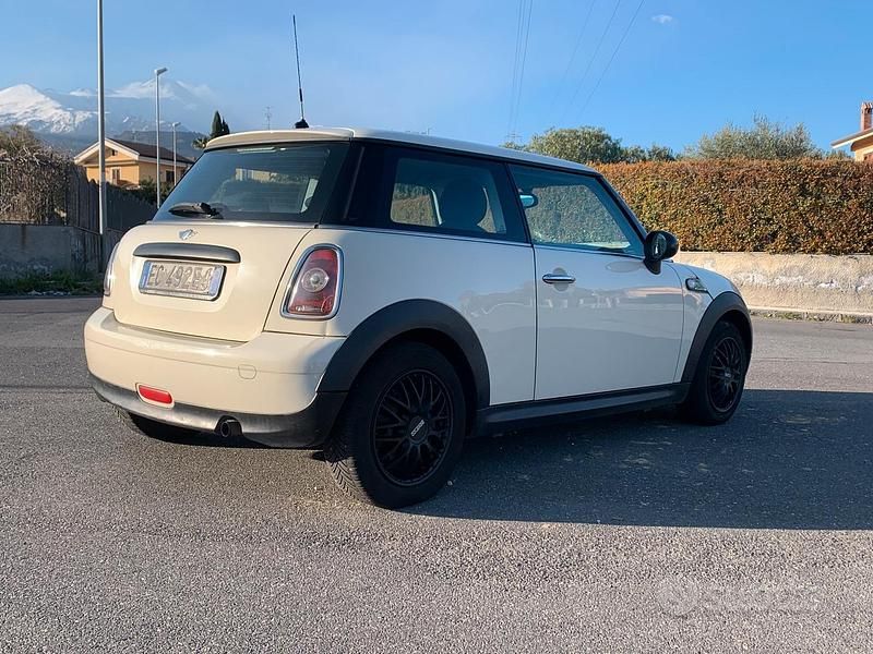 Begagnad Mini ONE 75 HK (55 kW) 2010 Vit Halvkombi