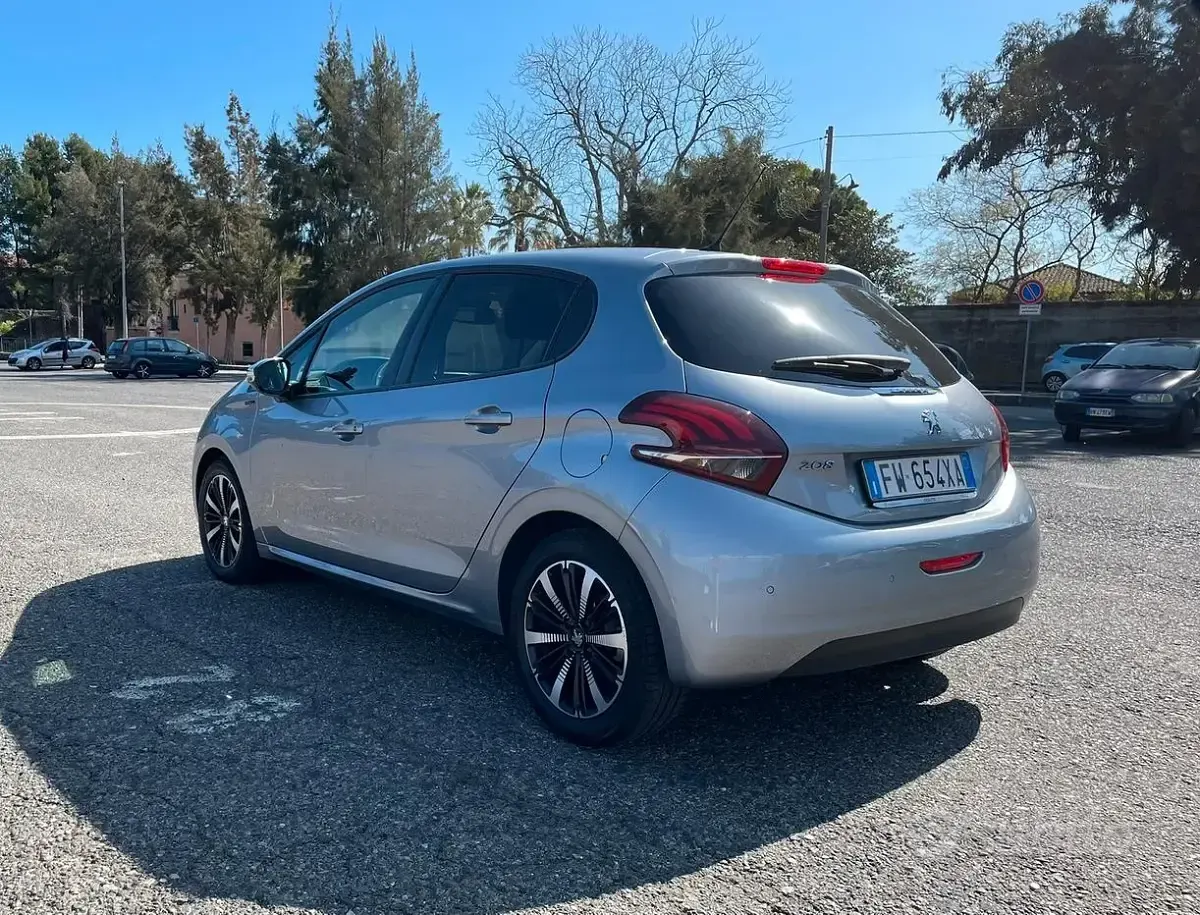 Usata Peugeot 208 Signature Sky 102 CV (75 kW) 2019 Grigio Utilitaria