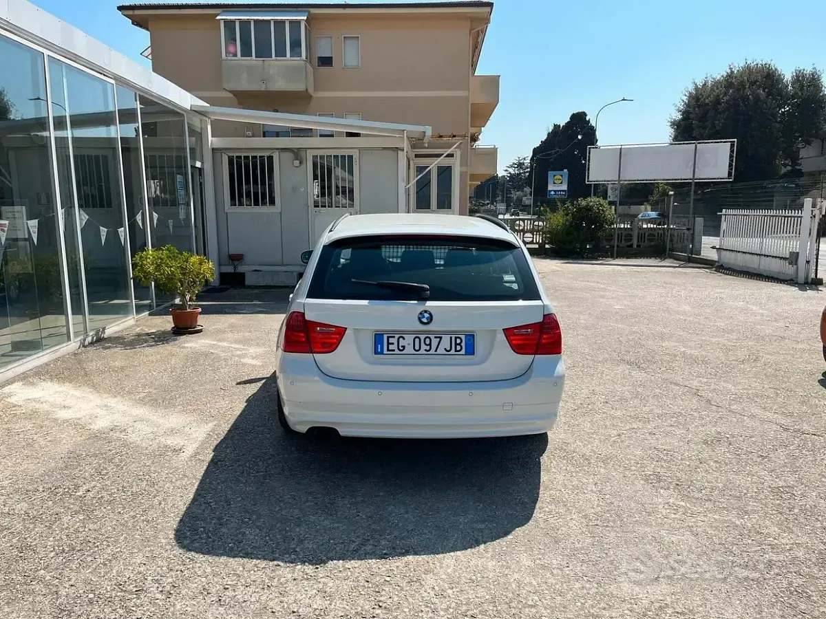 Usata BMW 318 143 CV (105 kW) 2011 Bianco Station wagon