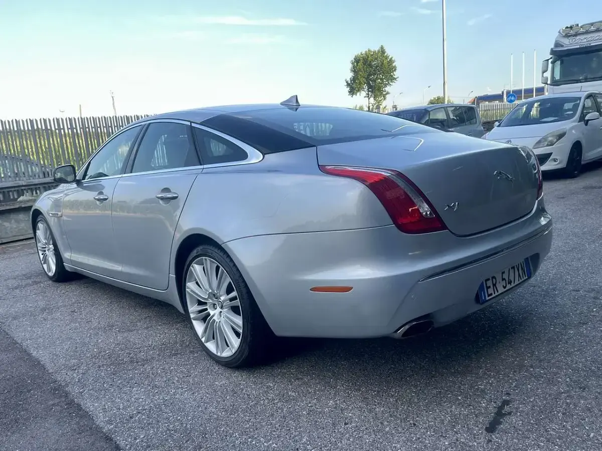 Usata Jaguar XJ Premium Luxury 275 CV (202 kW) 2013 Giallo Berlina