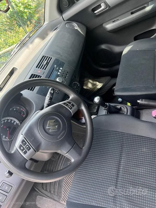Grigio Usata 2005 Suzuki Swift Due volumi | 3000 € (Buon prezzo) - Immagine 1/4