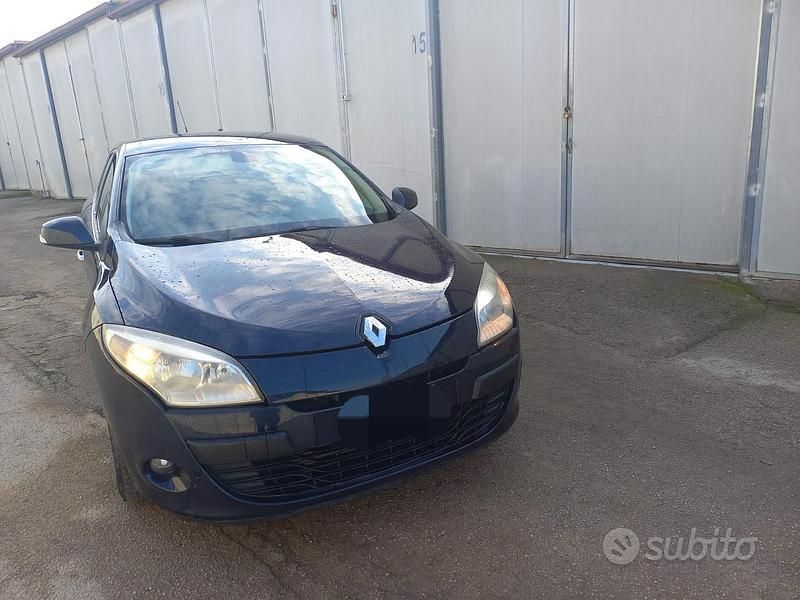 Blu Usata 2010 Renault Mégane Tre volumi | 2599 € (Ottimo prezzo) - Immagine 1/4